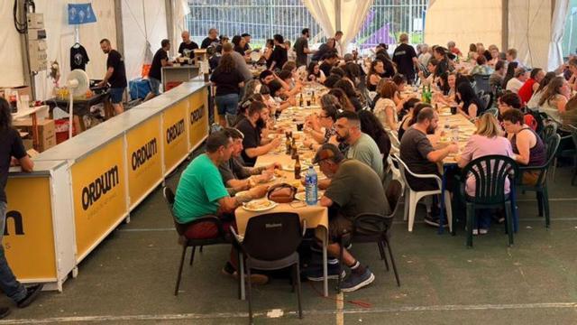 Asistentes a la paella popular. | J. G.