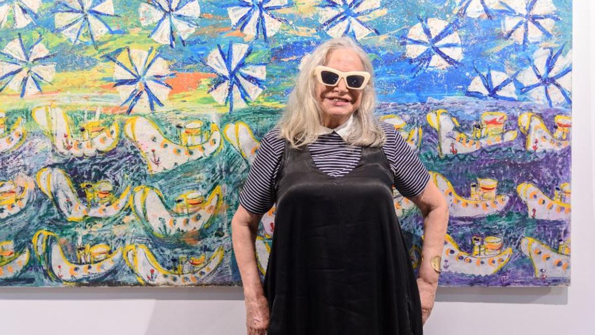 Dora Catarineu posando junto a una de sus obras en la sala a la que pone nombre en Cartagena, en 2022.