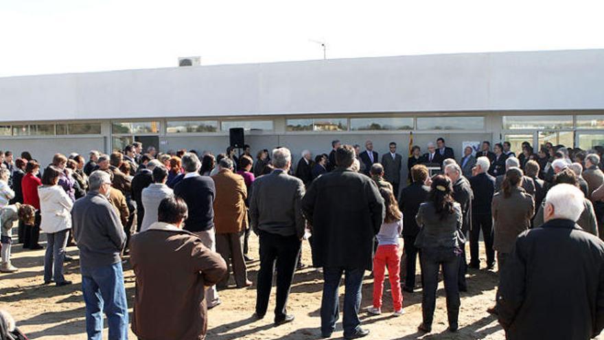 Més d&#039;un centenar de persones es van acostar al centre per veure de prop les noves instal·lacions.