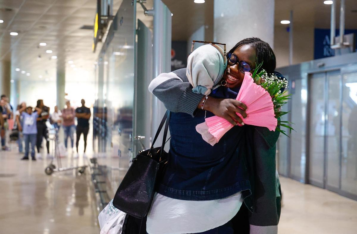 Awa Fam recibió el cariño de sus seres queridos tras aterrizar en Valencia.