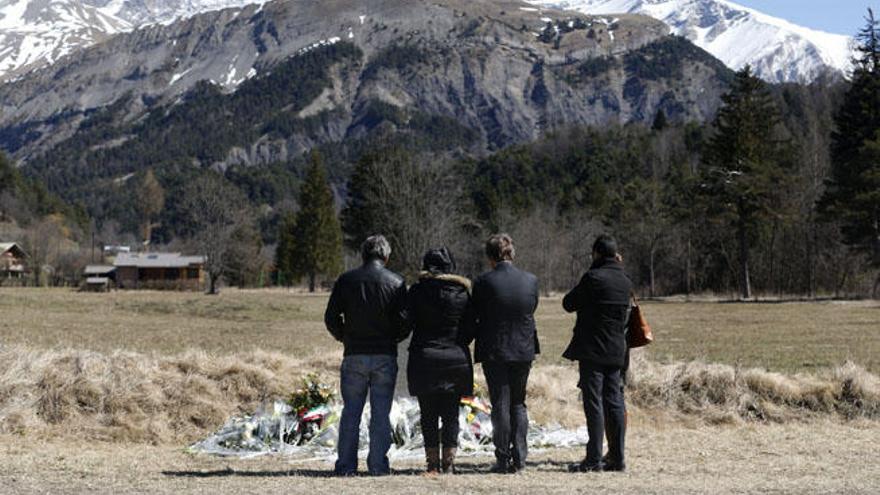 Varios familiares ante el monolito en recuerdo de las víctimas, ayer, en Le Vernet (Francia).