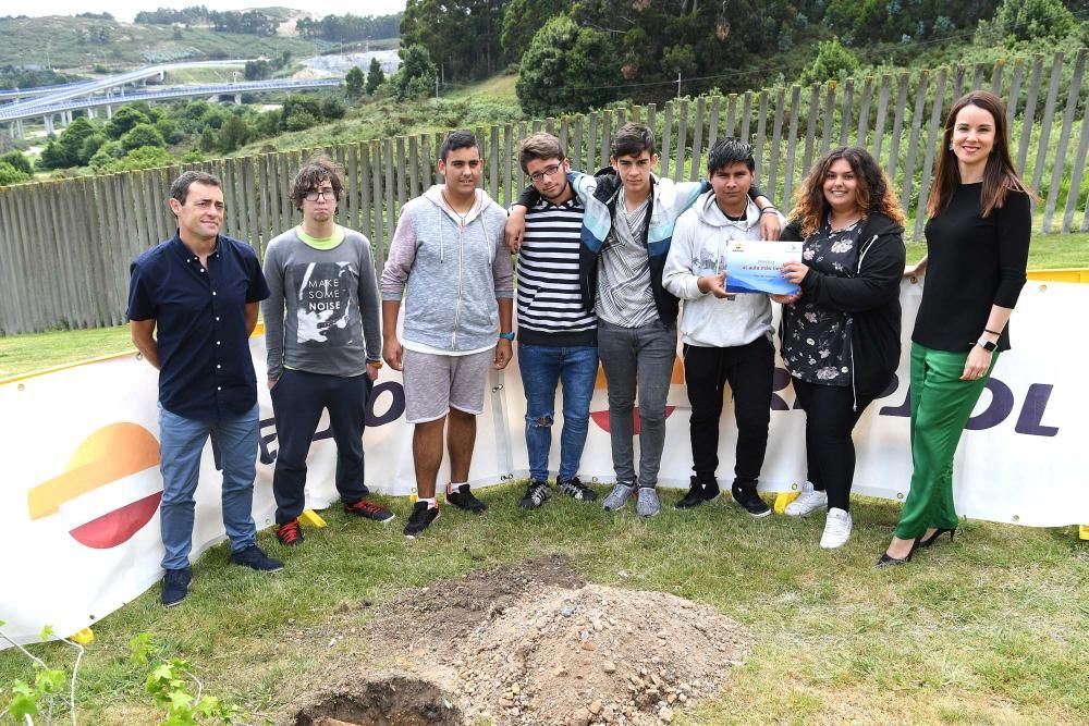 La refinería de A Coruña entrega los premios del concurso de limpieza y reciclaje en las aulas, en el que han participado 316 alumnos del centro arteixán. También plantaron un liquidámbar americano.