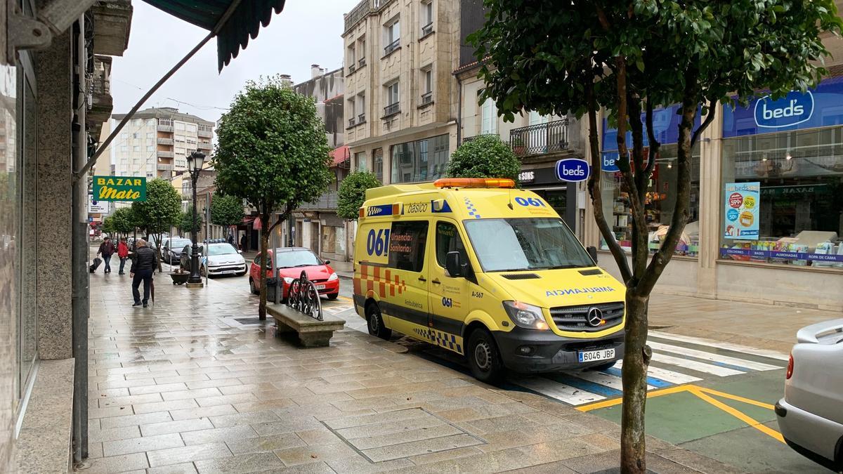 Una ambulancia en la calle Principal de Lalín