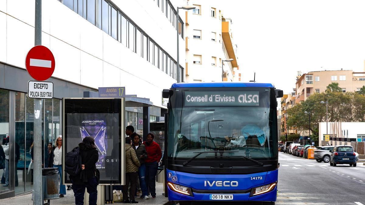 Denuncian el mal estado de un autobús lleno de basura en Ibiza