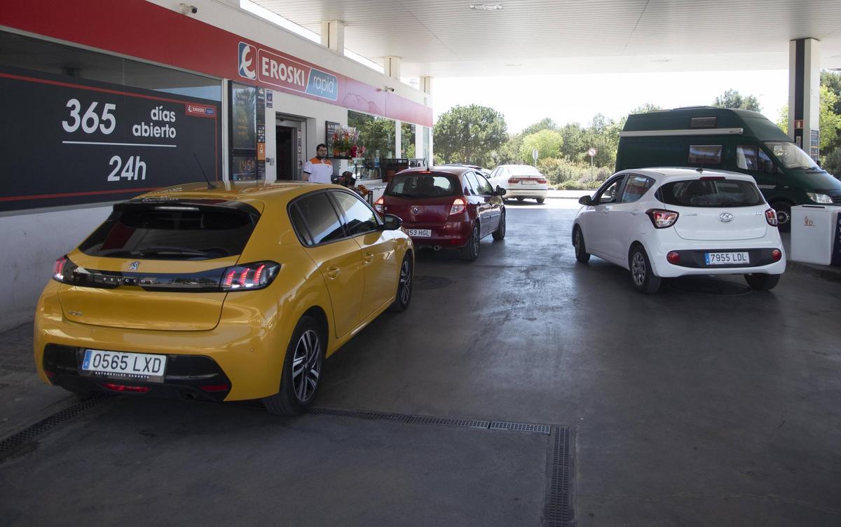 Vehículos resposta combustible en una estación de servicio de Port de Sagunt.