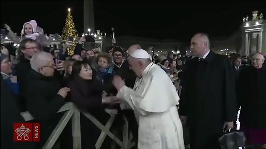 El Papa se disculpa por el manotazo a una mujer