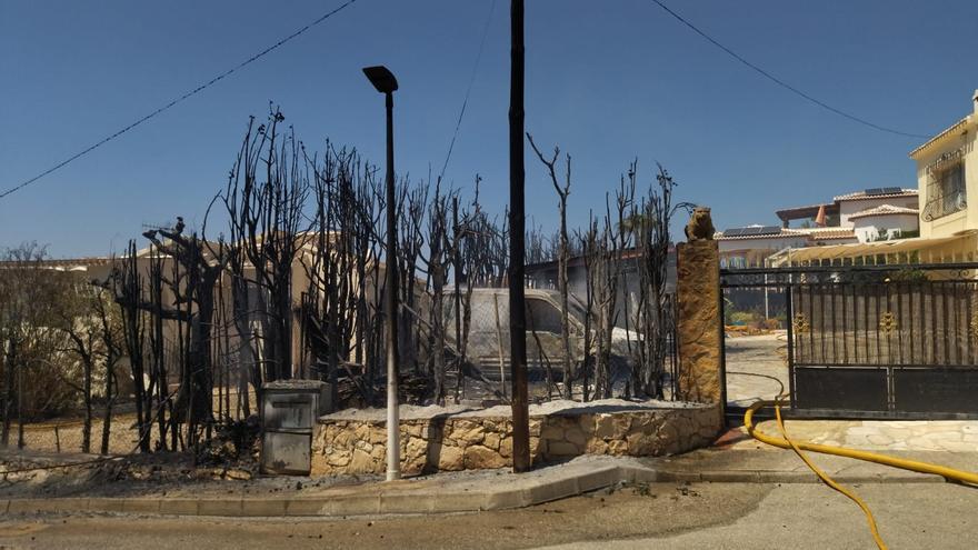 Desalojan varios chalés por un incendio en Xàbia