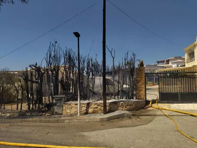 Desalojan varios chalés por un incendio en Xàbia