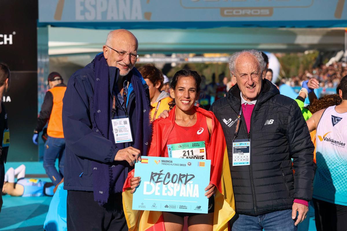 Juan Roig y Paco Borao, junto a una de las atletas destacadas del Maratón de Valencia Trinidad Alfonso.