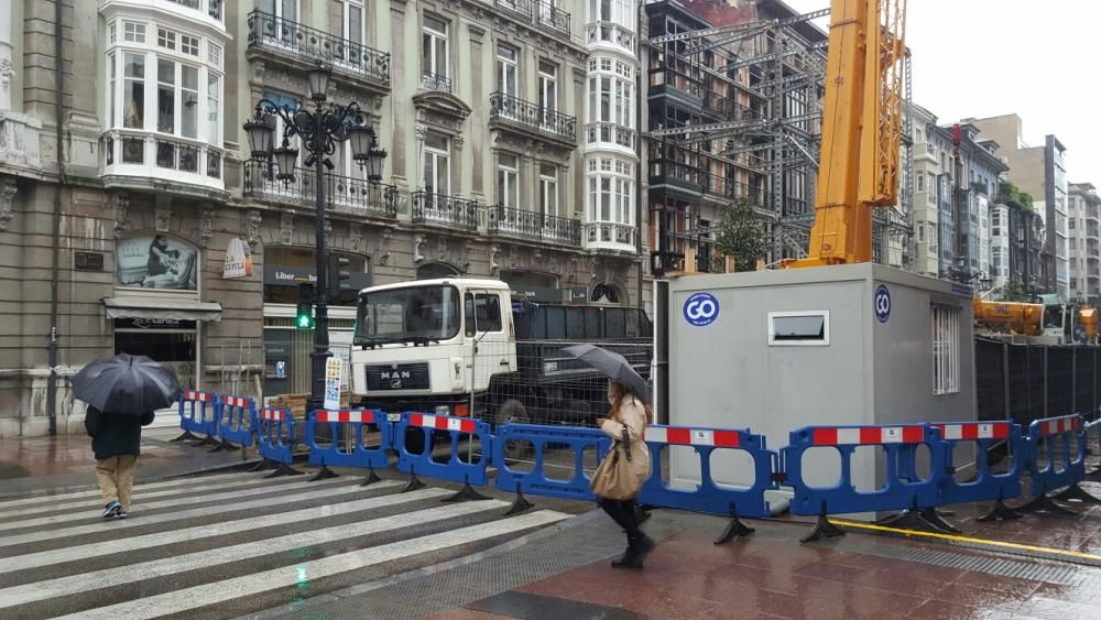 La calle Uría reabre el tránsito a los peatones frente a la casa incendiada