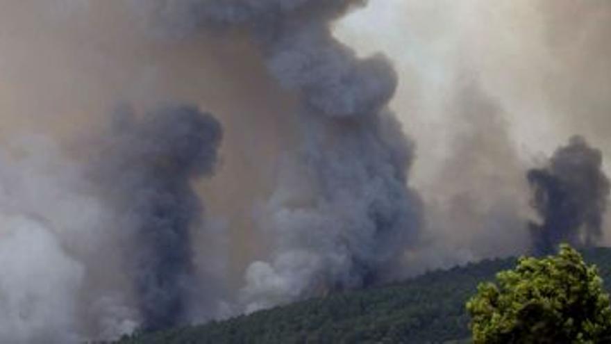 Controlado uno de los frentes del incendio de La Palma mientras que el otro sigue activo