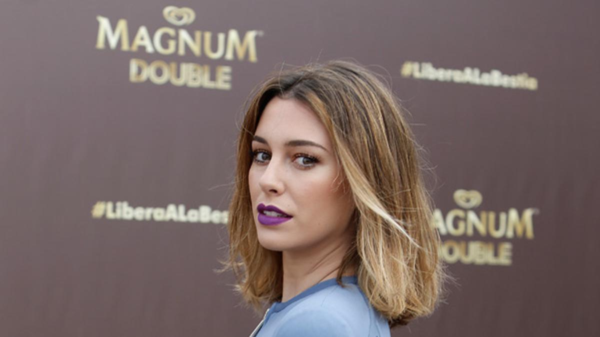 Blanca Suárez con vestido azul y labios morados en la fiesta de Magnum