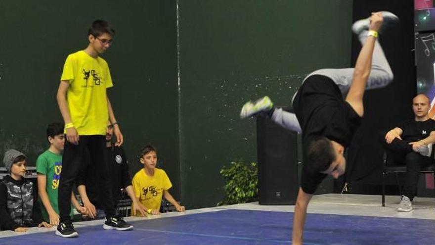 Una de las exhibiciones dentro de la competición nacional de breakdance, ayer, en Elche.