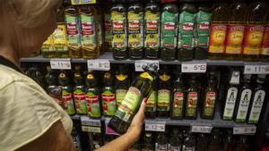 Las botellas de 750 mililitros de aceite de oliva virgen extra son más caras que las de 1 litro en los principales supermercados del país.