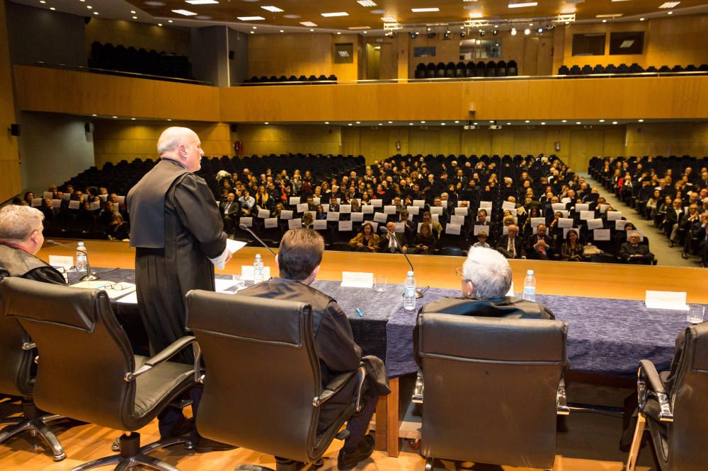 El Colegio de Abogados distingue a 150 colegiados por su trayectoria.