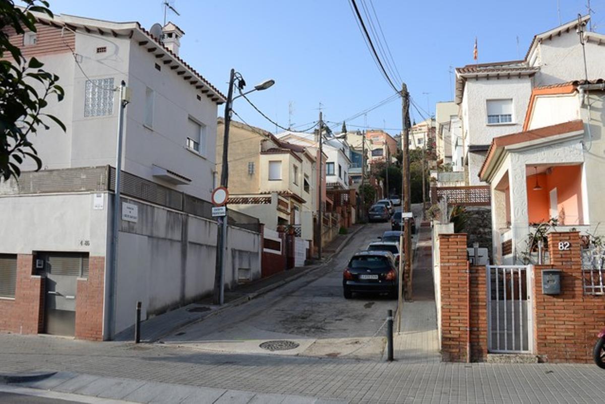 El pasaje del Arc de Sant Martí, en Horta-Guinardó, cerrado desde hace tres años por el mal estado del pavimento.