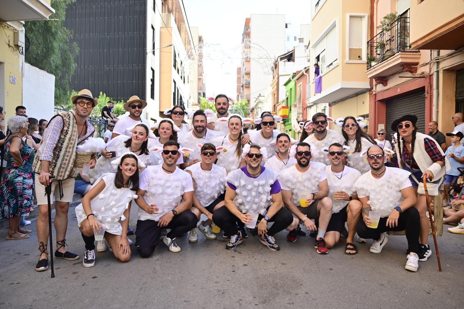 Multitudinario y divertido desfile por la entrada del toro