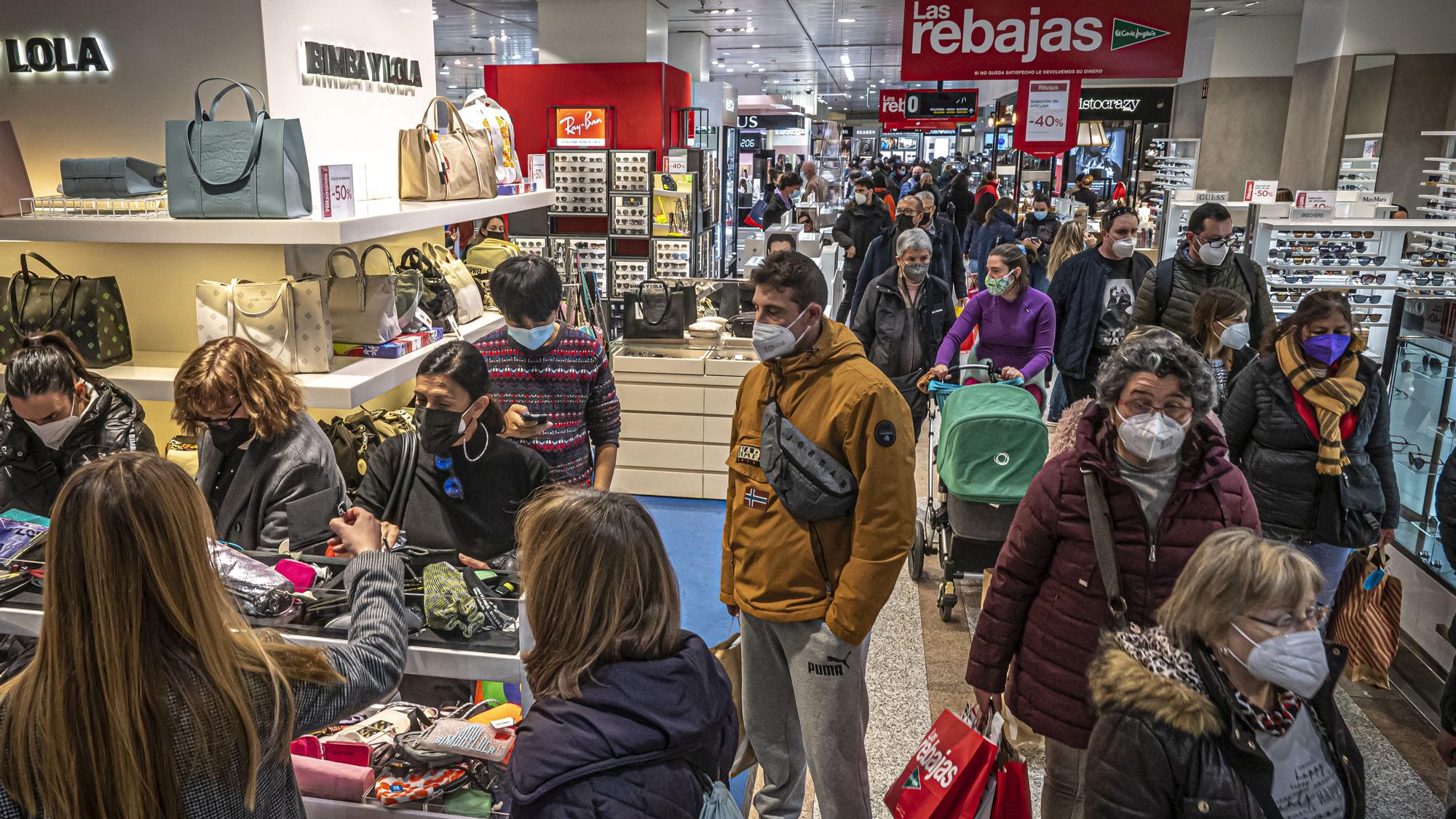 Compradores en un centro comercial el día de inicio de las rebajas tradicionales