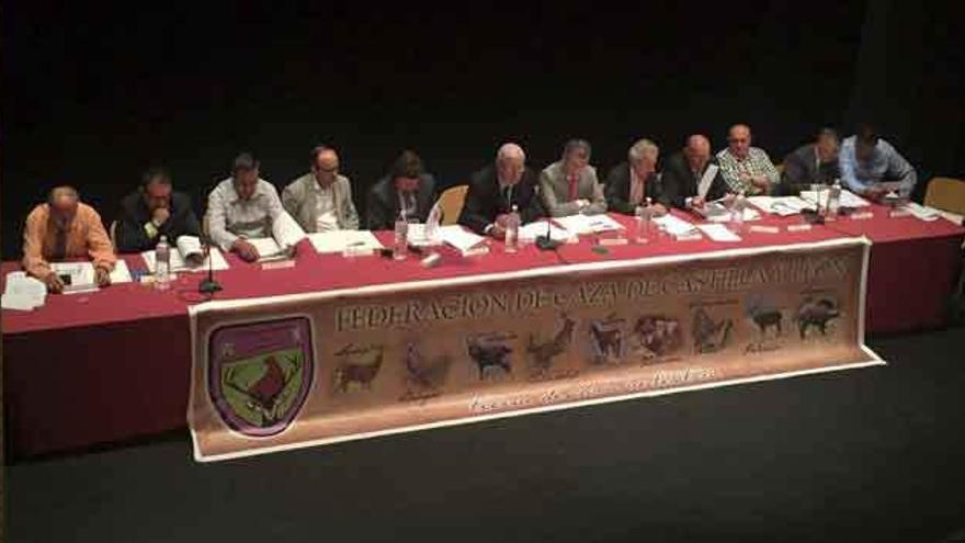 Desarrollo de la asamblea general de la Federación regional de Caza en el Teatro Latorre.