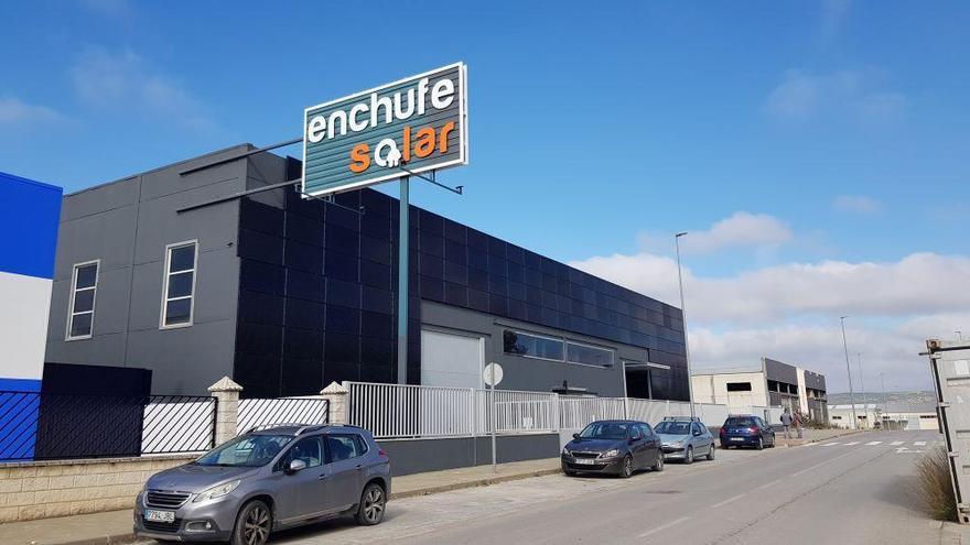 La empresa lucentina Enchufe Solar crece un 40% y duplica su