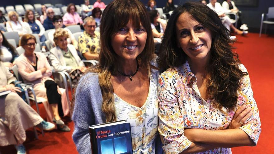 Carlota Suárez –a la izquierda– y María Oruña, ayer, en el Club Prensa Asturiana de LA NUEVA ESPAÑA. | Miki López
