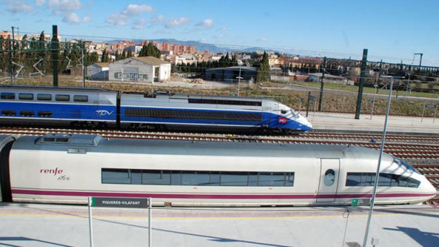 Un TGV i un AVE a l&#039;estació de Figueres-Vilafant.