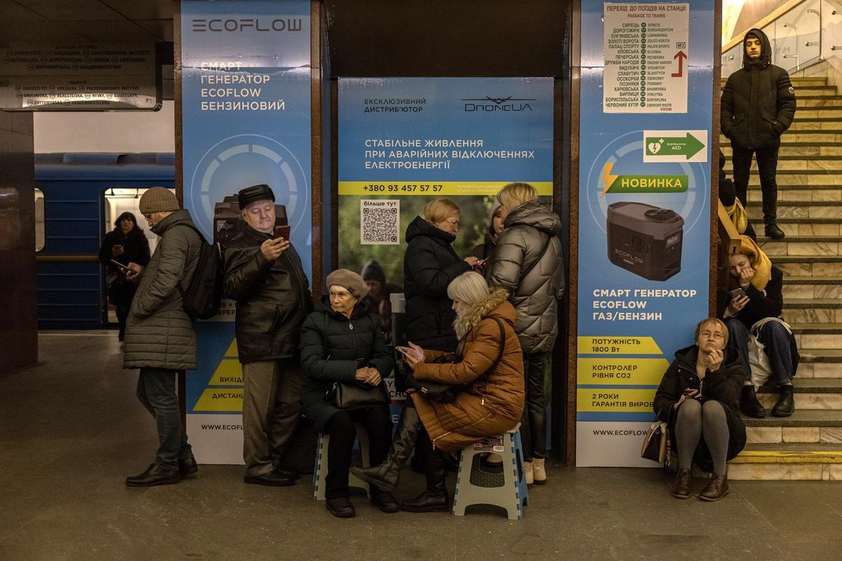 El metro de Kiev, refugio durante las alertas de ataques aéreos