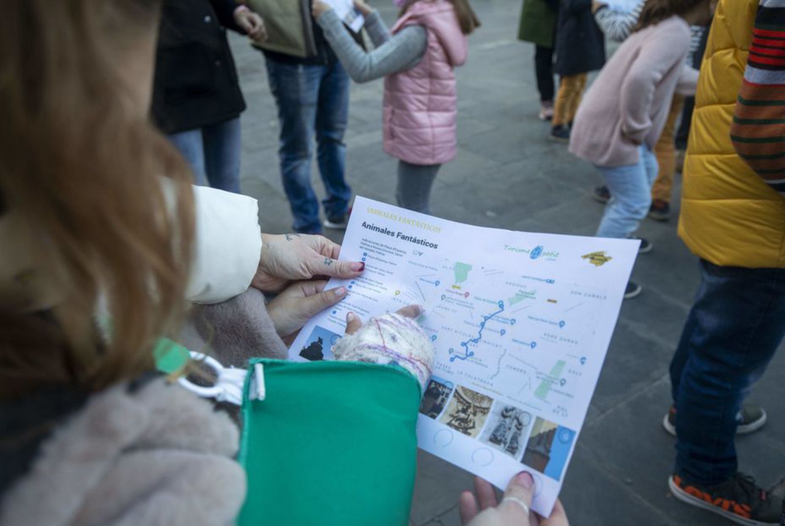 Una niña observa el plano con el recorrido.