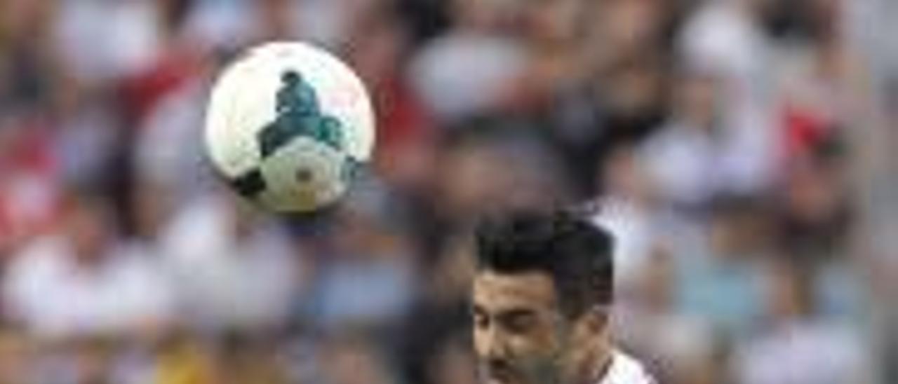 Pelegrín lucha por un balón con el jugador del Sevilla Vicente Iborra.
