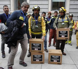 Bomberos califican de "irreal, ilógica, brutal e inasumible" la situación de los incendios forestales