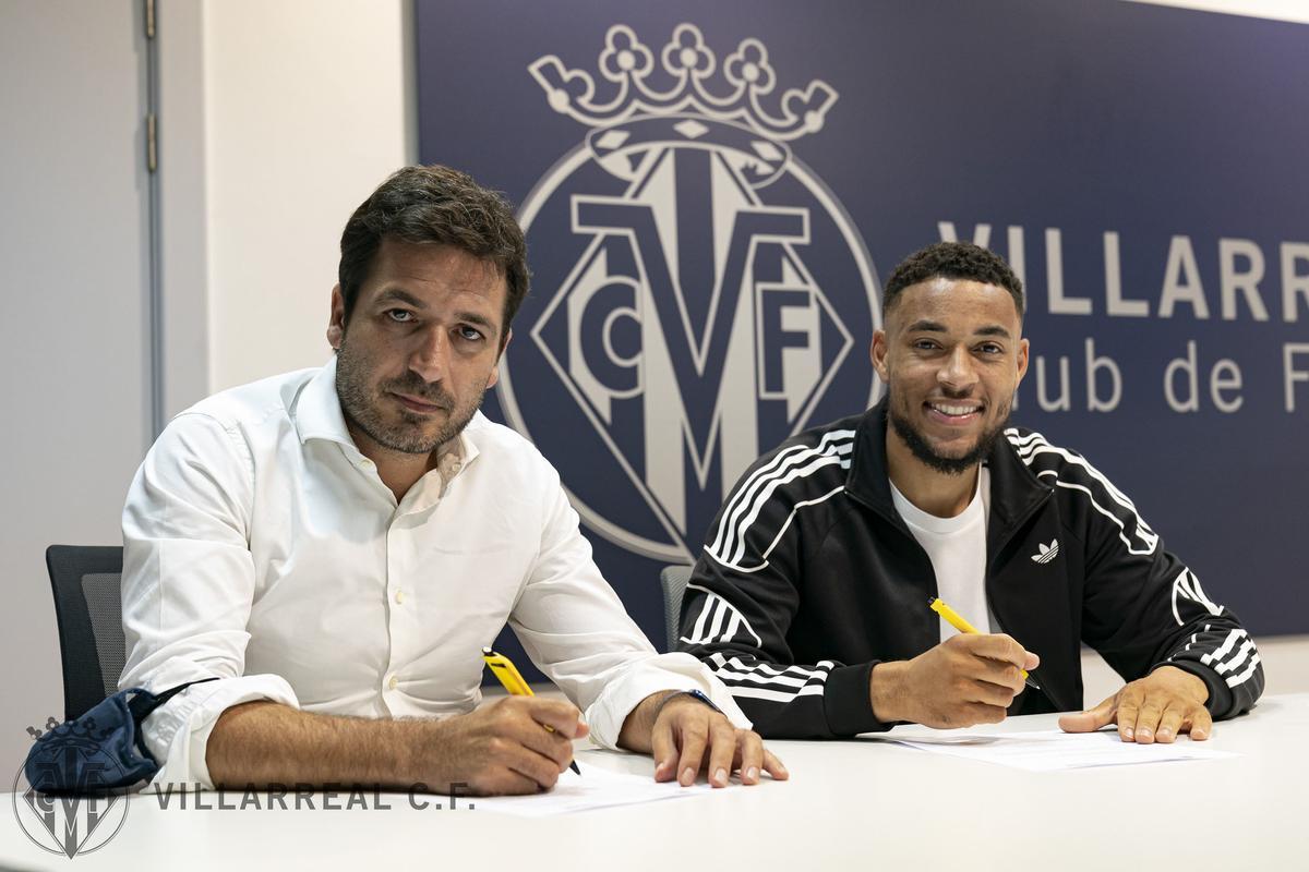 El consejero delegado del Villarreal, Roig Negueroles, junto al nuevo fichaje del Submarino, el holandés Arnaut Danjuma.