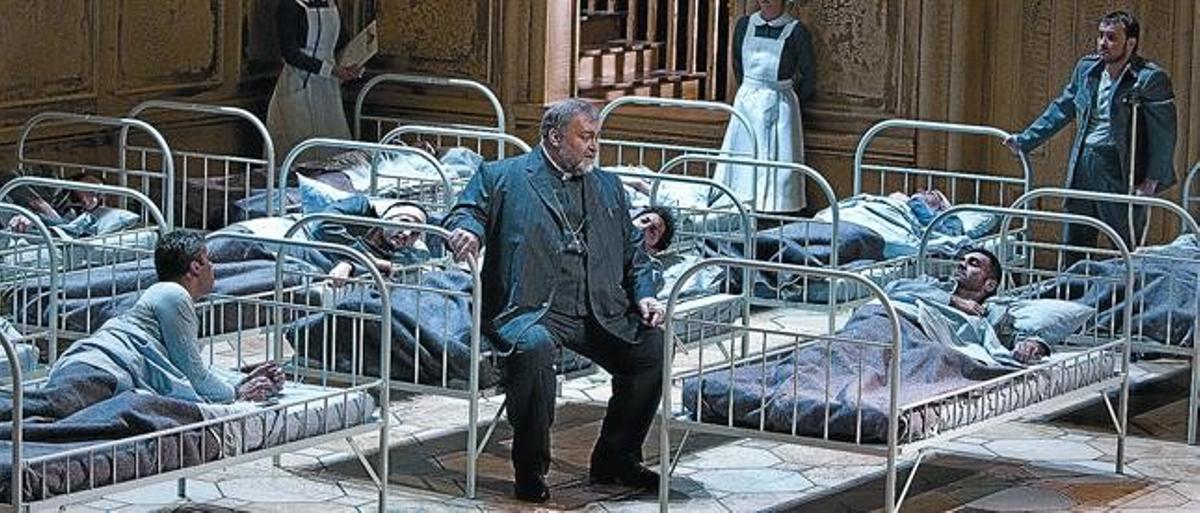 El baix alemany Hans-Peter König, destacat especialista en Wagner, en una escena del primer acte de Parsifal, que el director Claus Guth situa en un sanatori. El baix alemany Hans-Peter König, destacat especialista en Wagner, en una escena del primer acte de Parsifal, que el director Claus Guth situa en un sanatori.