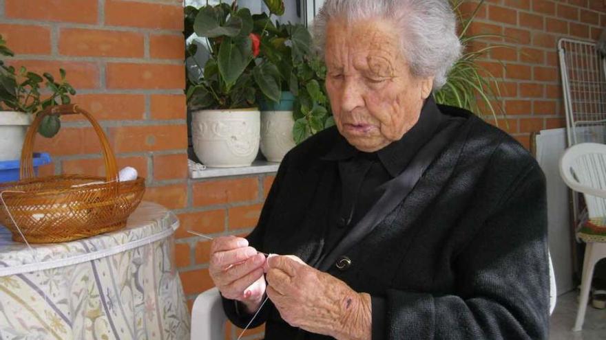 Imagen retrospectiva de Pepa &quot;la Bella&quot;, la abuela de Pobladura del Valle, haciendo ganchillo en su casa.