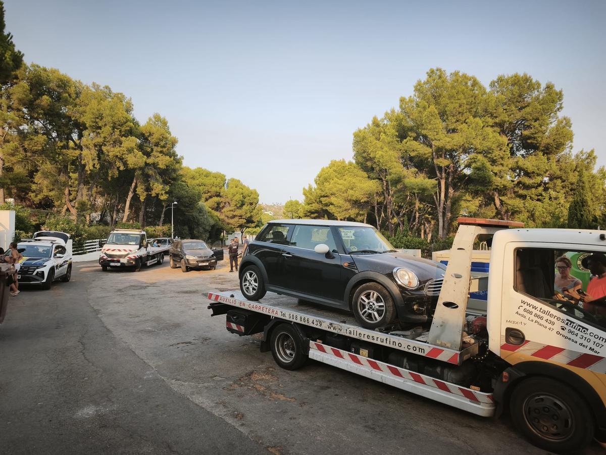 La grúa llevándose otro de los vehículos que fue alcanzado por el turismo.