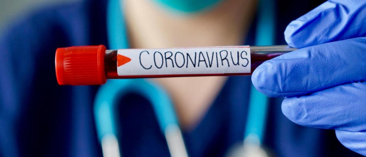 Un vial con sangre infectada por coronavirus.