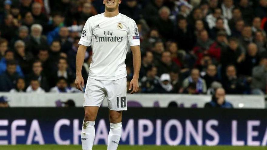 Lucas Vázquez se lamenta durante el partido ante la Roma. // Efe