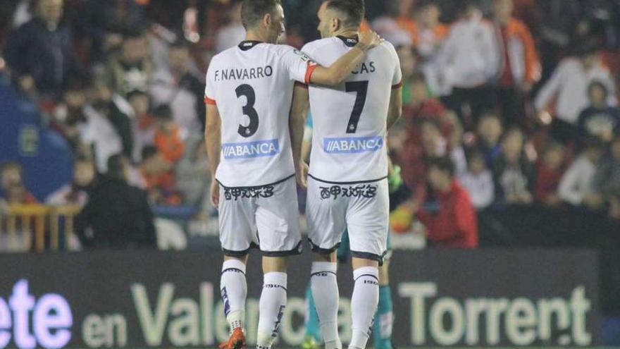 Navarro y Lucas, al final del partido en el Ciutat de Valencia en la primera vuelta.