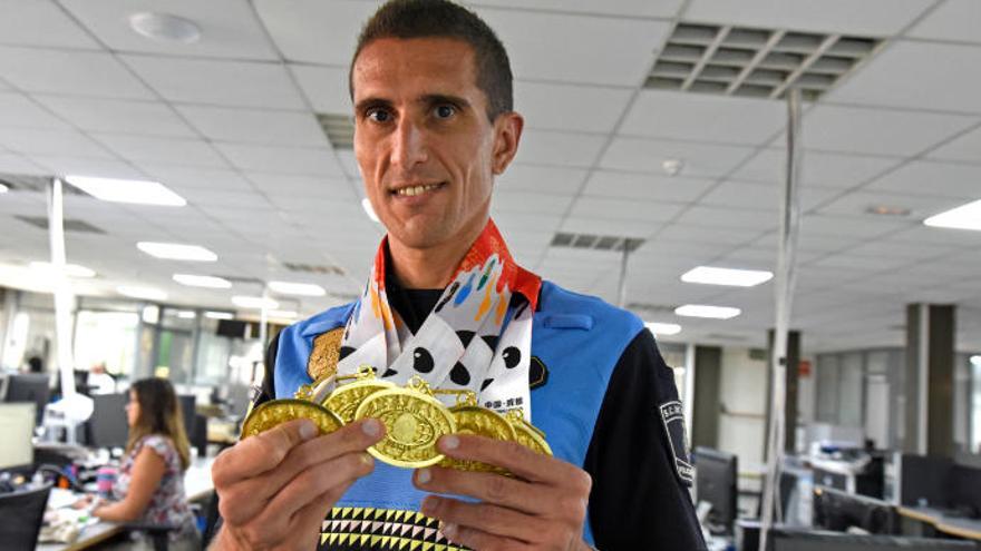 Jonay González posa con las cinco medallas de oro en su vista a las instalaciones de El Día.