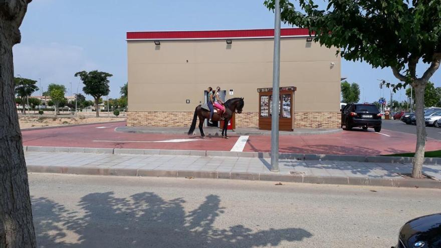 Imagen del paso del caballo por el carril de autoking del restaurante