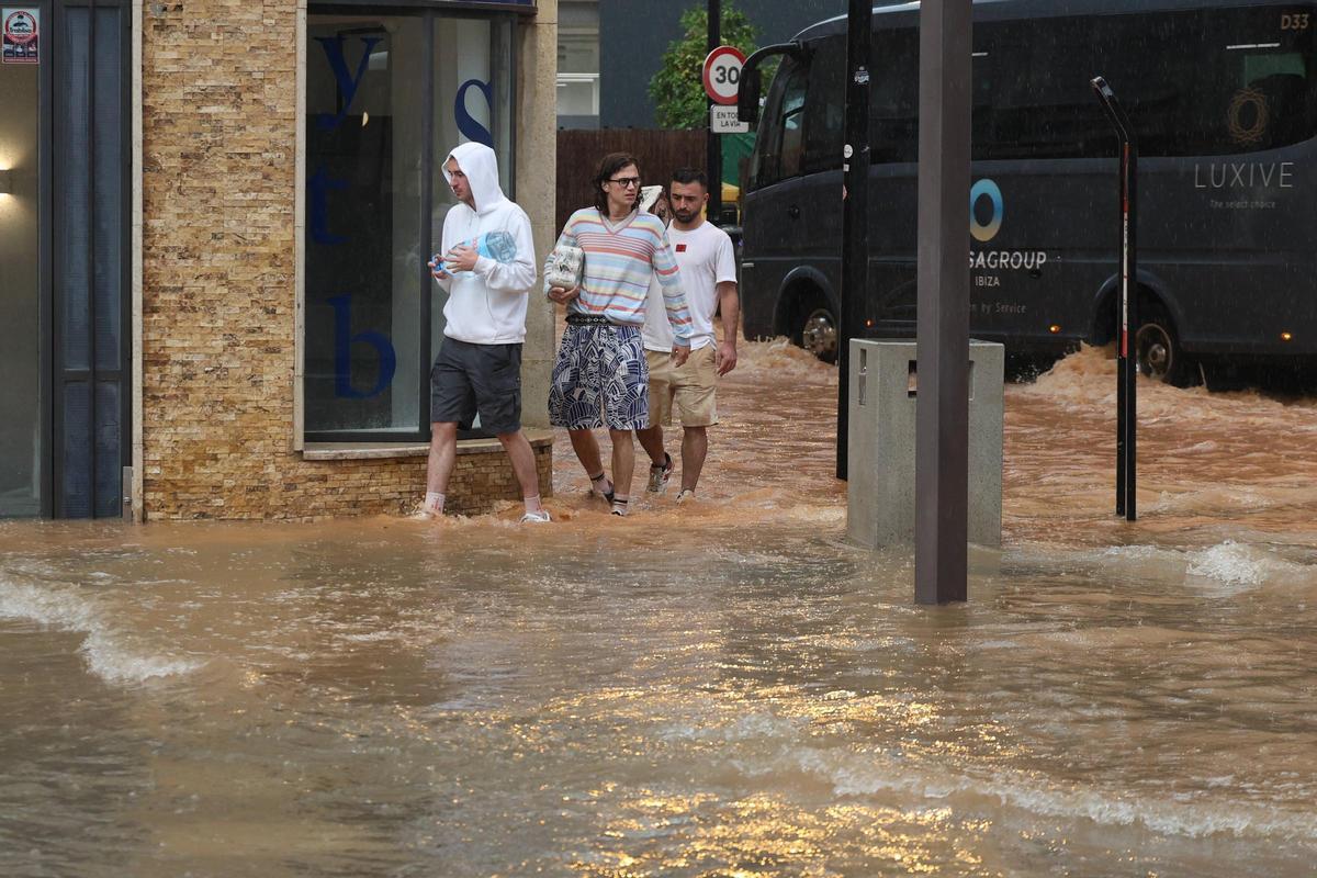 La ciudad de Ibiza, inundada por la lluvia