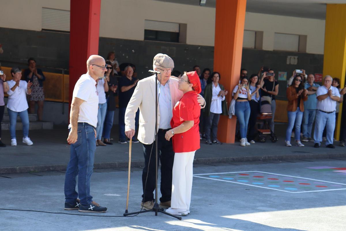 La homenajeada recibió el cariño del antiguo director y del actual.