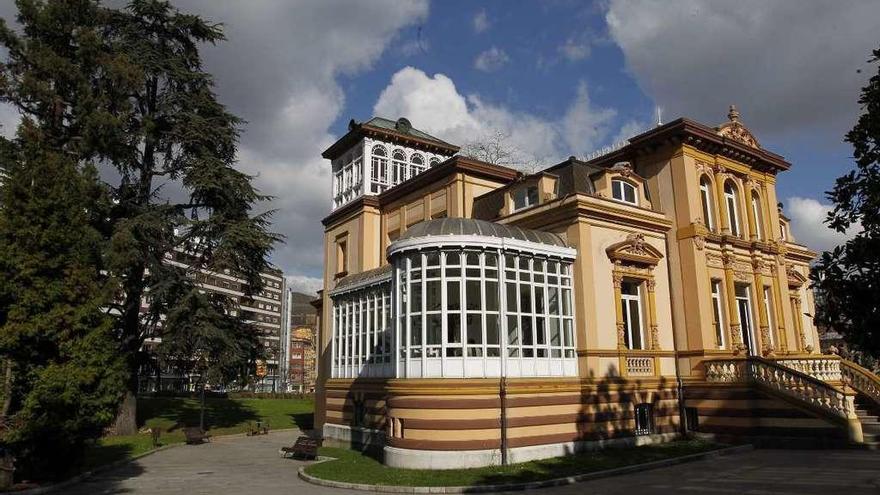 Vista general del palacete de &quot;Villa Magdalena&quot;, en la avenida de Galicia.