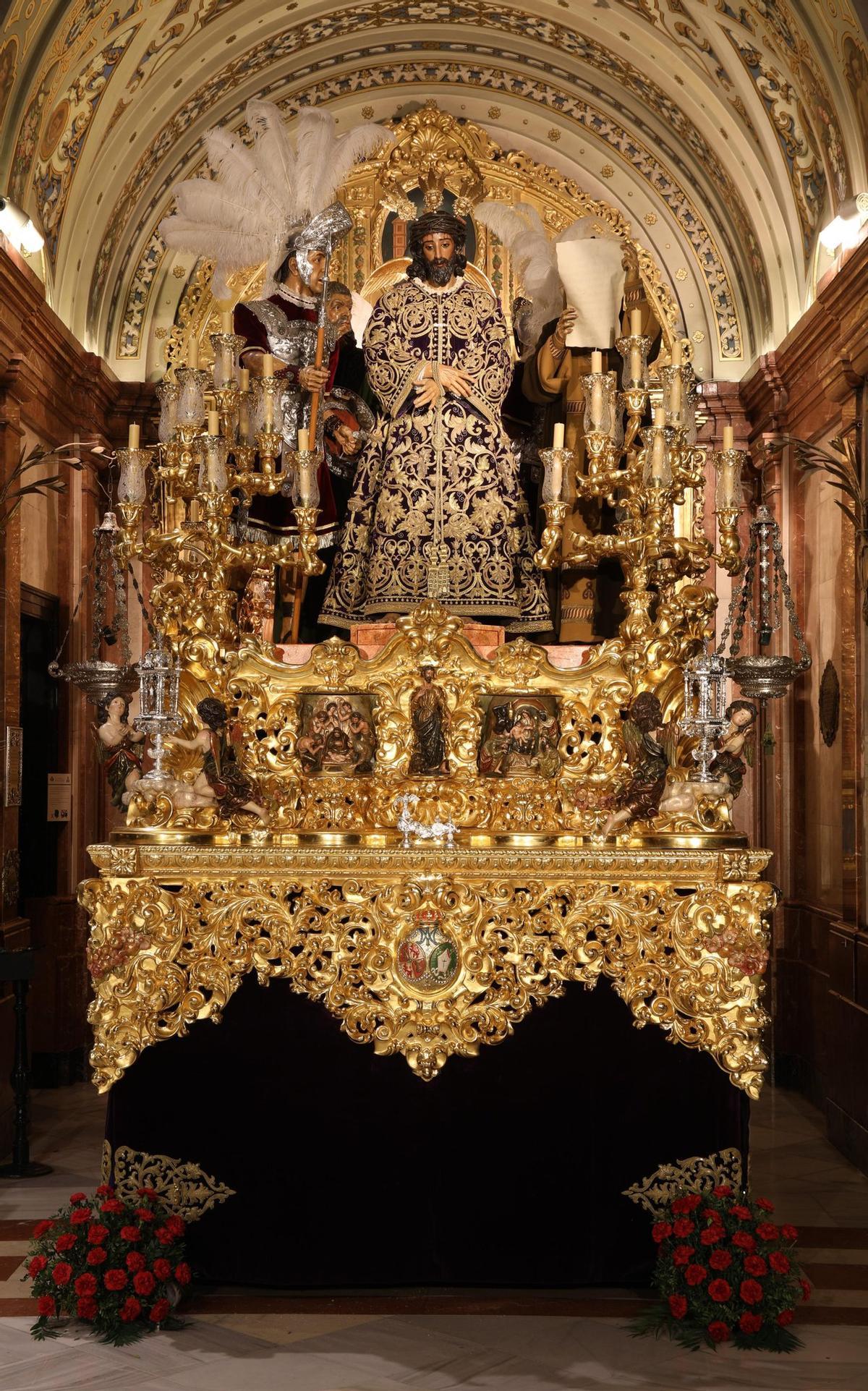 Las imágenes de la Santísima Virgen de la Esperanza Macarena y Nuestro Padre Jesús de la Sentencia, de la hermandad de La Macarena, ya en sus pasos