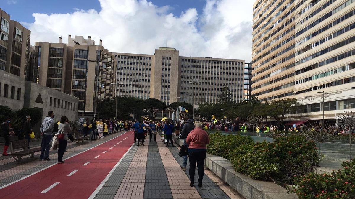 Primera jornada de paro de los empleados públicos temporales de la Administración regional