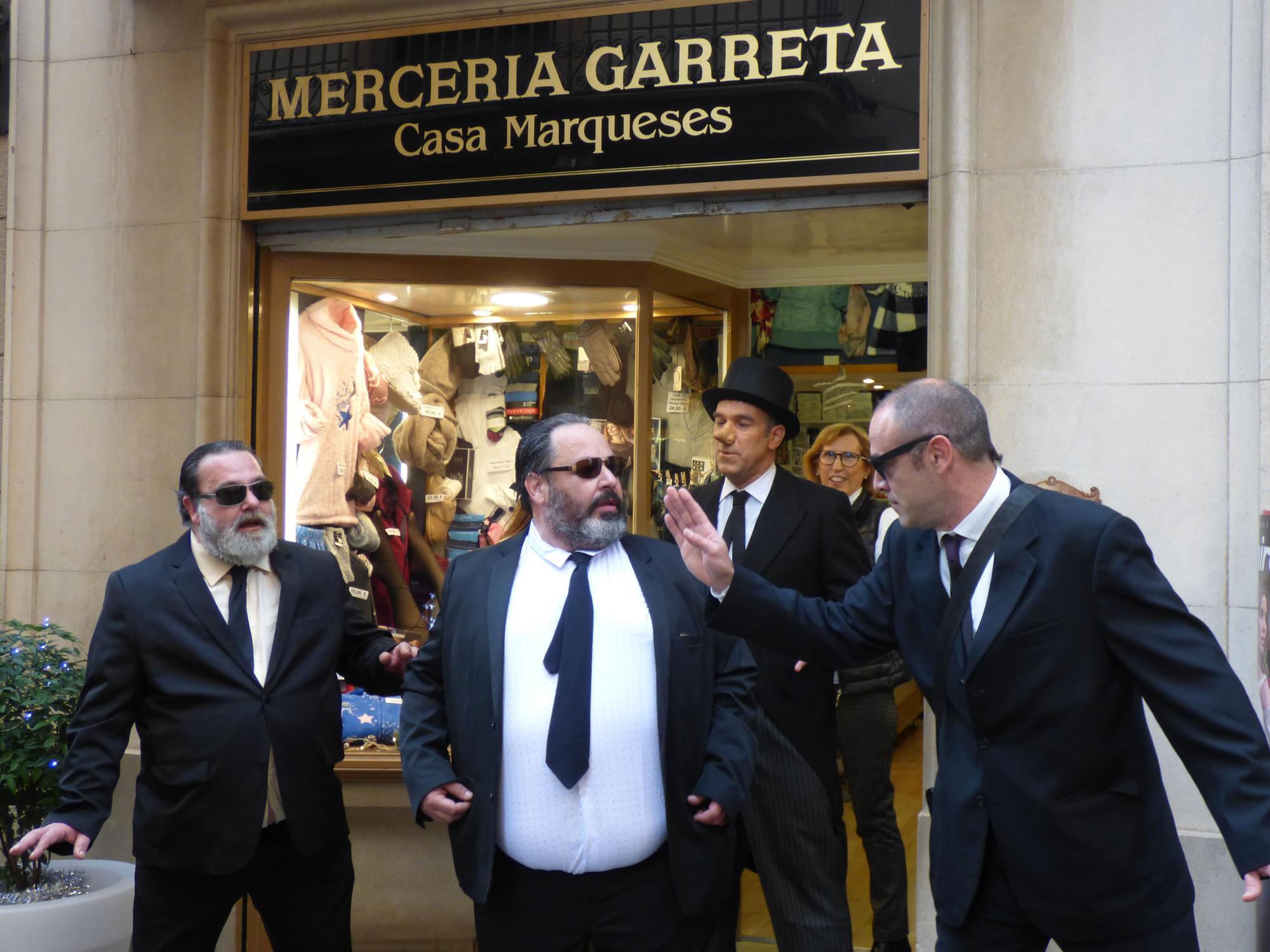 L'Home dels Nassos i els seus guardaespatlles es passegen per Figueres