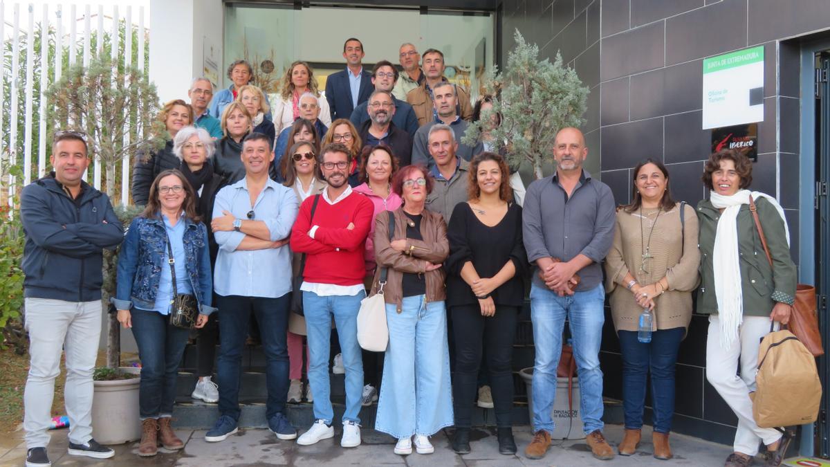 Foto de grupo de los participantes del proyecto trasnacional a las puertas del Museo del Jamón de Monesterio