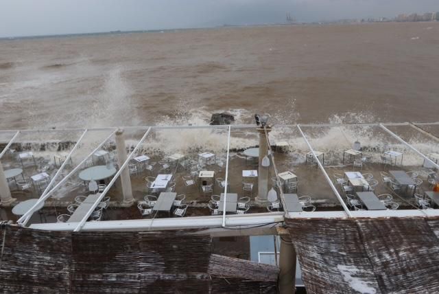 La tormenta destroza los Baños del Carmen