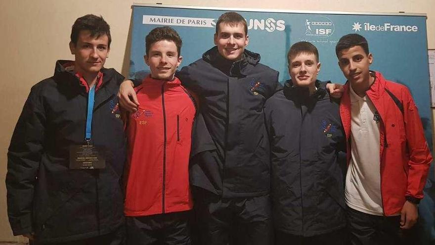 Mehdi El Nabaoui (dcha.), ayer, junto al resto de la selección española que hoy competirá en París.