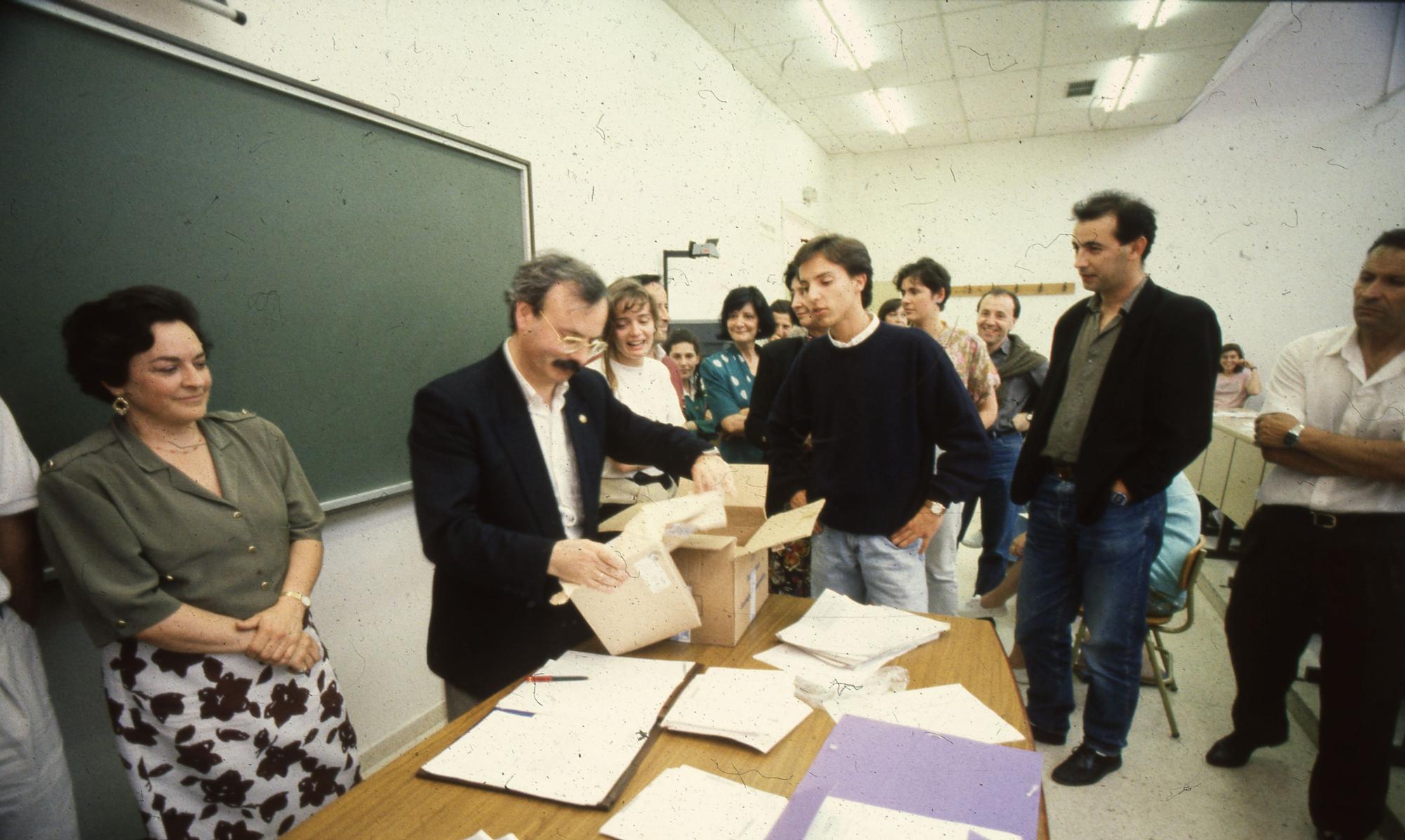 CONFLICTO SELECTIVIDAD 1992. MANIFESTACION DE ESTUDIANTES, PROFESORES Y PADRES DE ALUMNOS TRAS CONOCERSE LA SUSPENSION DE TRES DE LAS PRUEBAS DE SELECTIVIDAD POR FILTRACIONES DE LOS EXAMENES. 18/06/1992. FDV.