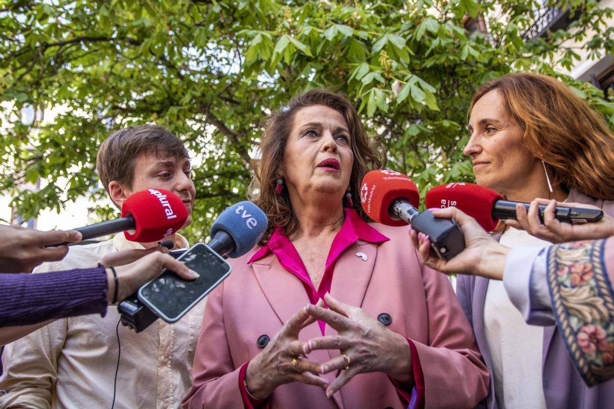 Carla Antonelli junto a Mónica García y Eduardo Fernández Rubiño. 